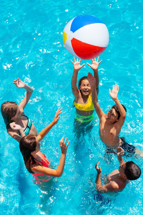 enfant jeu piscine ballon