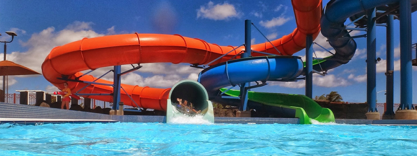 piscine avec toboggan